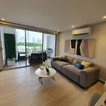 Apartamento con balcón y vista al lago