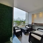 Apartamento con balcón y vista al lago