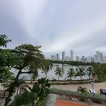 Apartamento con balcón y vista al lago