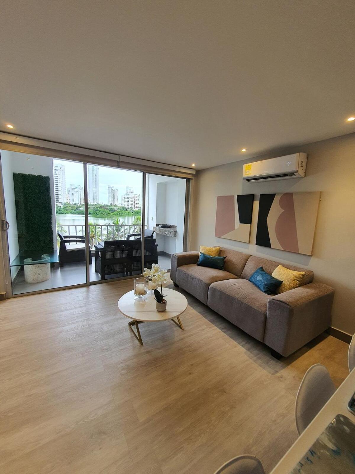 Con Balcón Y Vista Al Apartamento